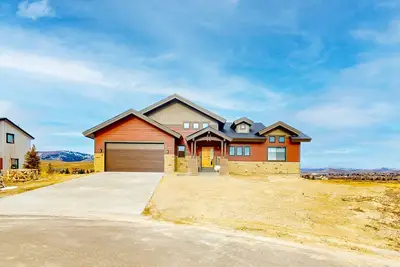 Image de Dog-friendly golf course-front home with mtn & ski views, fireplace, & balconies