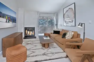 Image de -New Listing- Fully Renovated, Avon 2/2 Condo: Walk To Ski Shuttle