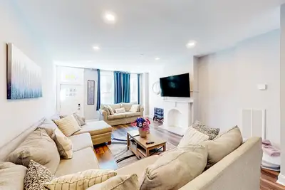 Dog-friendly 2-story townhouse in great location with private patio & streaming