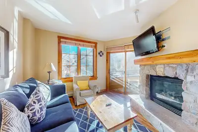 Image de Incredible mountain retreat with pool, hot tub, & balcony views - walk to lifts