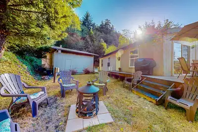 Image de Lakefront home with water/dune access, deck, grill, firepit, dock, & W/D