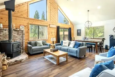 Image de Serene Spacious Mountain Cabin with Views! Close to skiing, hiking, wine country!