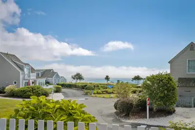 Image de Stunning Ocean Views. Newly Renovated. Steps to Beach. Perfect Maushop Getaway.