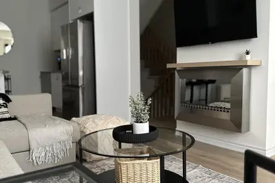 Image de Welcome to Cityscape Serenity Stay, a chic retreat in an upscale city