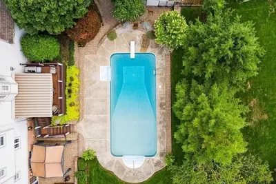 Image de Walkout basement with bar and hot tub!