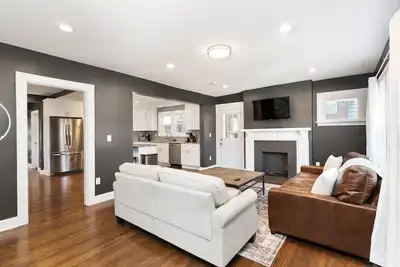 Image de Walkable Coffee, Restaurants, Shops, and Grocery! Huge backyard.