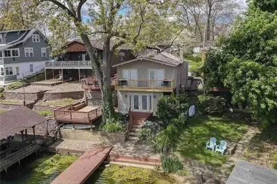 Image de Bright and updated home directly on Portage Lakes