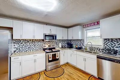 Image de Home near Somerville Lake with firepit, Bbq pit, gazebo, washer\/dryer, & patio