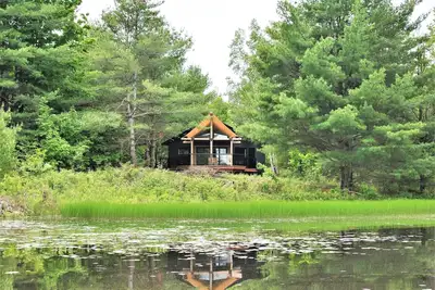 Image de Pine Brae Eco-Resort: Off-grid cabin with lake access & private hiking trails