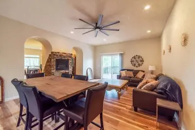 Image de 5000sqft W Indoor Hotub, Gameroom, Views & Private Suite!
