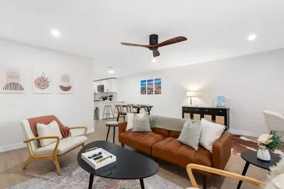 Image de 10 mins to Dt Phx|Sleeps 7|King Bed + 2 Queens!