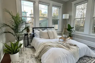 Image de Comfy and Stylish Home Downtown Area