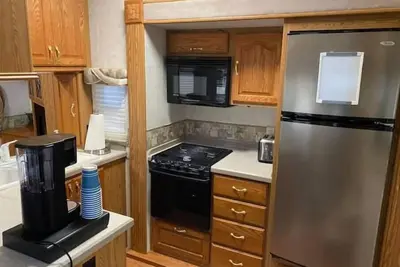 Image de 5th Wheel Camper with plenty of outdoor space
