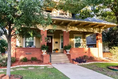 Family home with fenced yard 6 minutes to the Silos
