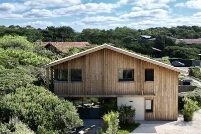 Image de Triplex Beach Lodge face à la  plage de la Gravière