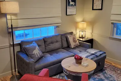 Image de Cozy cottage on the river, minutes from skiing, horse events, and so much more!