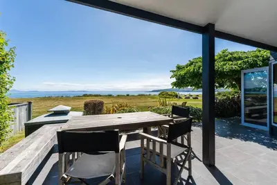 Image de Absolute Lake Front - 5 Mile Bay. Lakes edge with uninterrupted views, kayak for you to use.