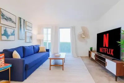 Image de Chic 1br Getaway w/ Pool – Steps from Mall & Bars