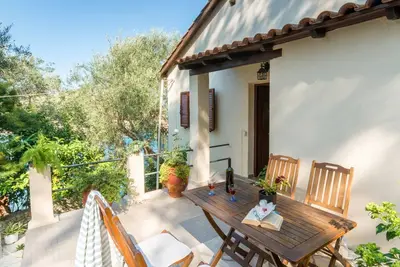 Image de Step into Serene Living: Aglaia Studio's Tranquil Paxos Retreat