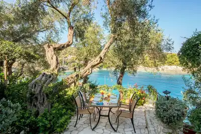 Image de Loggos Bliss: Aglaia Villa's charm and sea views await your stay.