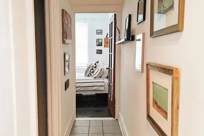 Image de 10 minutes to Manhattan! Cozy 2 bedroom in Lic/Astoria, in the center of it all.