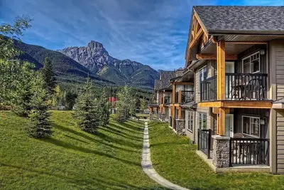 Image de Explore the scenic Canadian Rockies from our luxurious 2br/2 Ba condo/hot tub