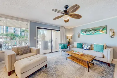 Image de 2nd-floor condo with beach access, pool, tennis courts, & on-site laundry