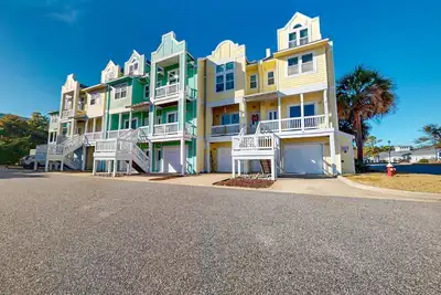 Image de Charming townhouse - Community pool, gym & balcony - near golf, parks, & beaches