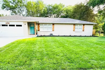 Image de Spacious 3 bed 2. 5 half bath cozy modern home in established neighborhood!