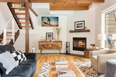 Image de Modern & Comfortable Mountain Retreat - Private Hot Tub, Near to Vail & Beaver Creek