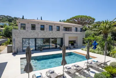 Image de Fully renovated four-bedroomed Villa in Sinopolis with pool and great sea views.