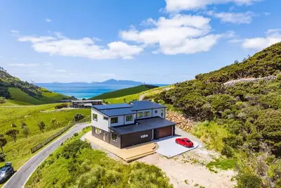 Image de Sand Dune Lodge - Beautifully designed home with massive living areas, extensive views and all a short stroll to either the surf beach or calmer estuary bays. Huge deck, flat screen tv, sky, designer kitchen and plenty of room to spread out. Ultimate