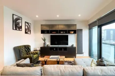 Lovely 2 Bed Duplex Apartment with Hydro Views