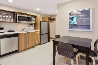 2 Convenient Units! Outdoor Pool, Pets Allowed, Free Breakfast and Parking!