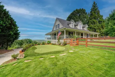 Image de Sunset View – Scenic 3 Bdr w\/ Game Room, Close to Downtown & Pet-Friendly!