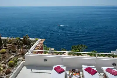 Image de Perfect luxury retreat on this heavenly piece!