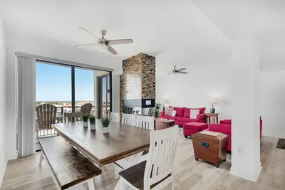 Image de Enclave 702a | 7th Floor Penthouse • Across from Gated Beach • Pool-View Balcony
