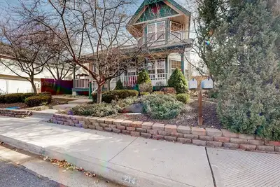 Image de Dog-friendly downtown home with patio, grill, fireplace, gym equipment, & W/D