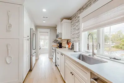 Image de Elegant retreat near the sea with a covered balcony, chef's kitchen, W\/D, & Ac