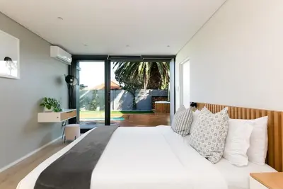 Image de Maison de luxe à Fresnaye avec onduleur, jacuzzi, cheminée et piscine