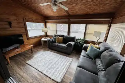 Image de Beautiful private log cabin on the water in a small cabin community.