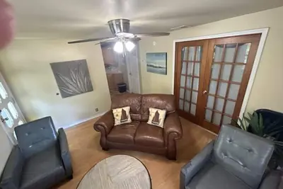 Image de 2 bdm in walkable street near Ut\n\n