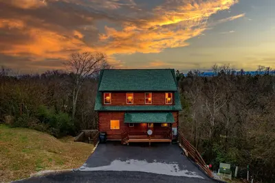 Image de Luxe Lodge -View, Heated Pool, Hot Tub, Games!