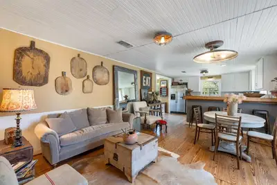 Image de Fun, eclectic Round Top home w/Pool! 5 min to town