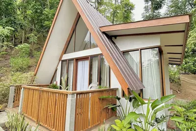 A cozy cabin in a hidden paradise in the South - just few steps from the beach!