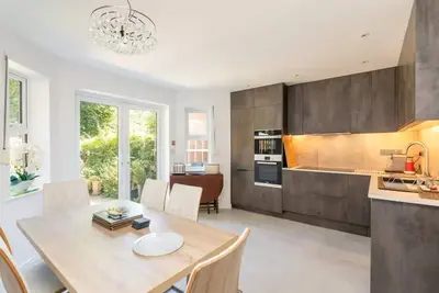 Pass the Keys | 15 Hansom Place · Gorgeous, Central York Townhouse with Parking