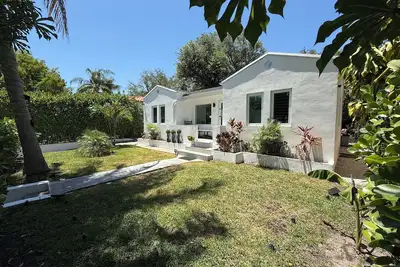 Image de New Designed Luxury at Design District 4br/2ba