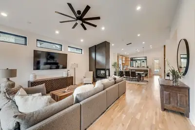 Mod Squad- 5 Beds + Private Pool Vibes