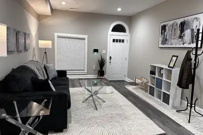 3br 2ba Renovated Townhome 3mi from Inner Harbor, M&T Stadium & Orioles Park