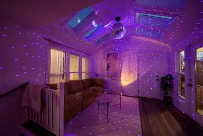 Image de Retro oasis w/ private pickleball & sauna, close to Red Rocks & Co ski mountains